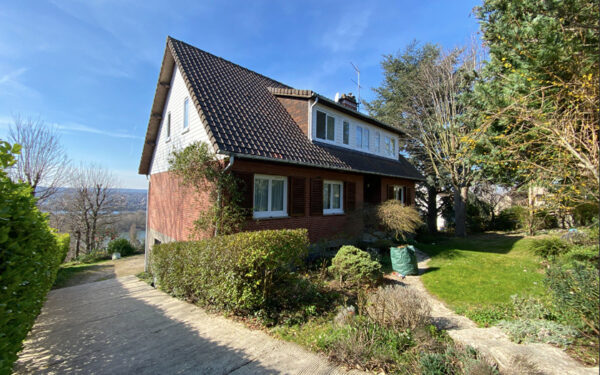 Vue imprenable et panoramique pour une maison aux allures de cottage anglais