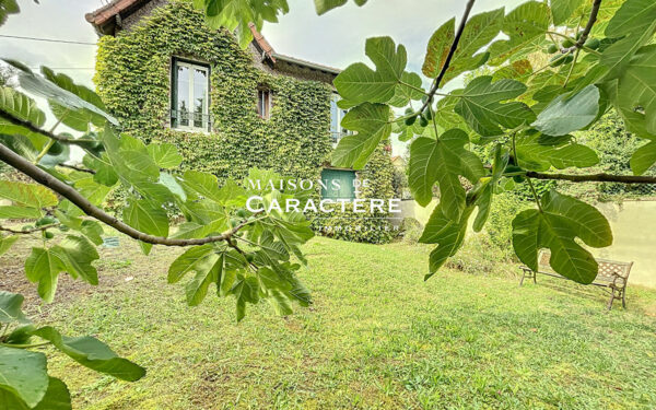 Maison en Pierres au jardin buccolique à pieds des commerces de Verneuil Sur Seine