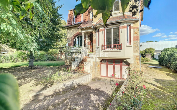 Elégante maison des années 30 & parcelle de 1877m2 dans une rue historique de Vernouillet