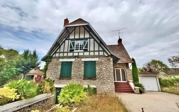 Maison en pierres de 1930 dans un environnement paisible