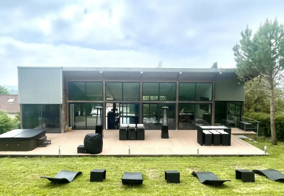 MAISON D’ARCHITECTE EN BOIS PERCHEE SUR LES HAUTEURS AVEC PARC ARBORE