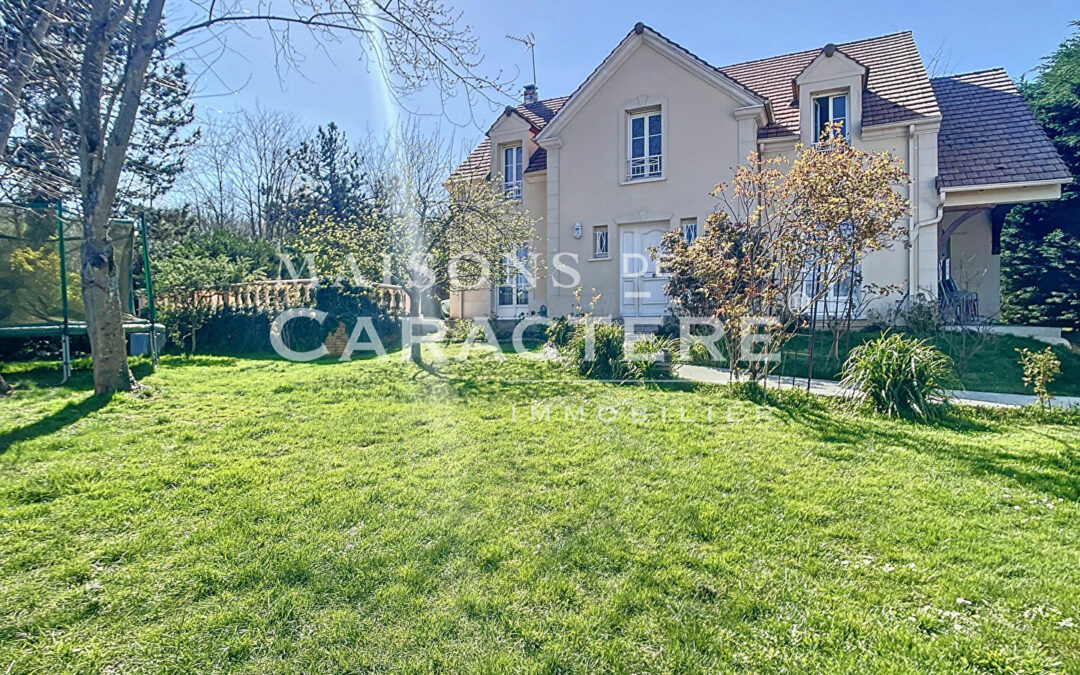 Maison Contemporaine, Remarquable Jardin et Espace outdoor avec Piscine Chauffée