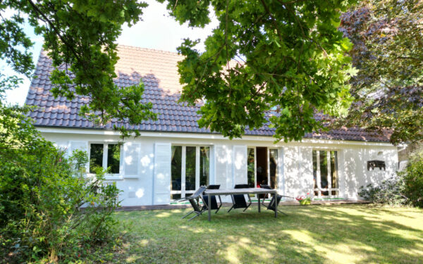 A louer, maison familiale  à 2 pas des écoles et piscine privée.