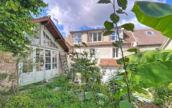 Maison en pierres atypique et dépendances au coeur d’un village authentique