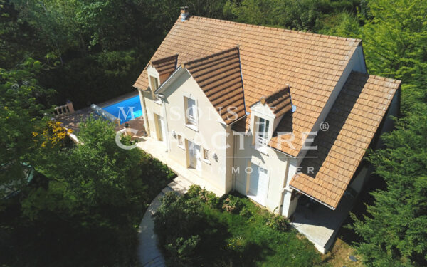 Maison Contemporaine, Remarquable Jardin et Espace outdoor avec Piscine Chauffée