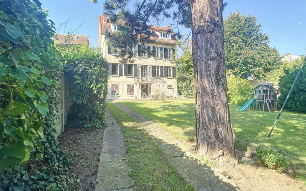 Maison d&rsquo;époque au jardin extraordinaire de 1400m2 au coeur de ville
