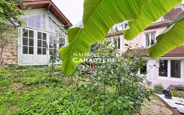 Maison en pierres atypique et dépendances au coeur d&rsquo;un village authentique