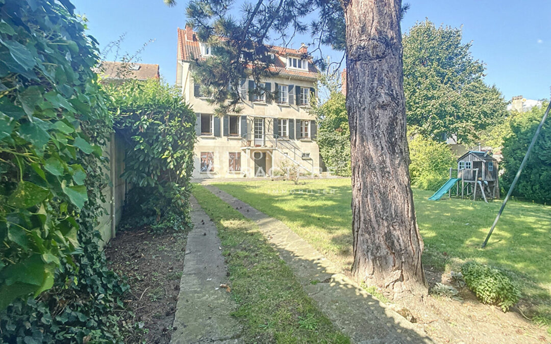 Maison d&rsquo;époque au jardin extraordinaire de 1400m2 au coeur de ville