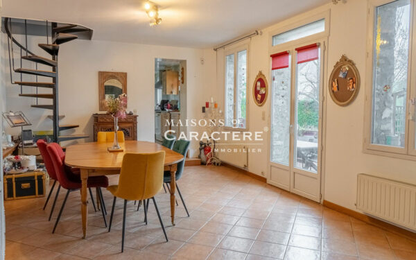 Maison familiale avec piscine chauffée et dépendances