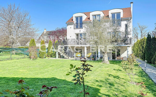 Propriété contemporaine haut de gamme et dépendance de 20 m2 habitable.