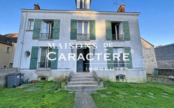 Imposante Maison ancienne de 300m2 en plein centre ville de Verneuil Sur Seine