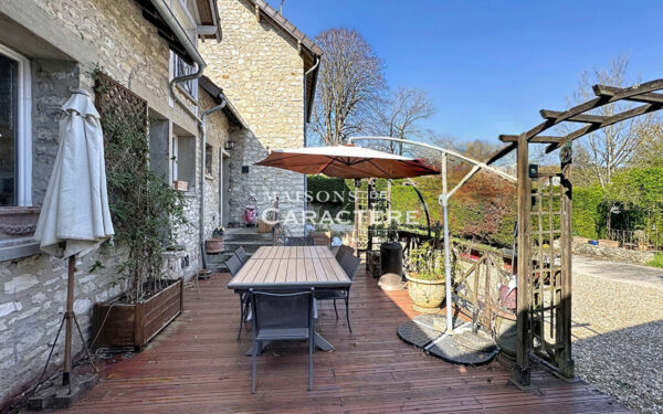 Maison familiale avec piscine chauffée et dépendances