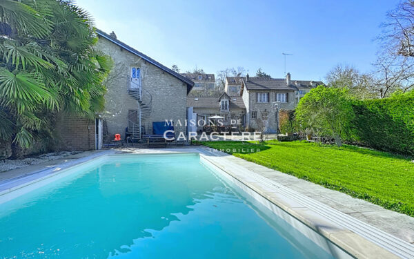 Maison familiale avec piscine chauffée et dépendances