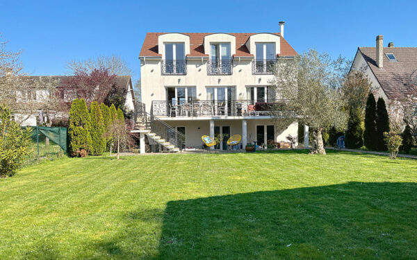 Propriété contemporaine haut de gamme et dépendance de 20 m2 habitable.