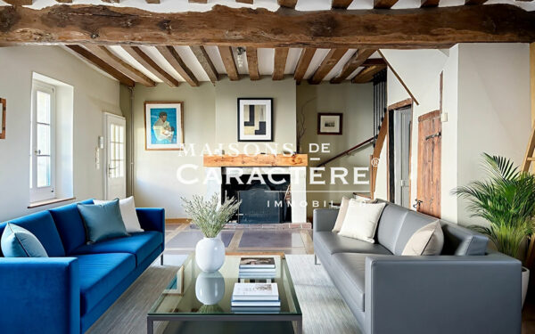 Vaste Maison Ancienne de 236m2 + dépendance aménagée de 25m2 Plein coeur de village