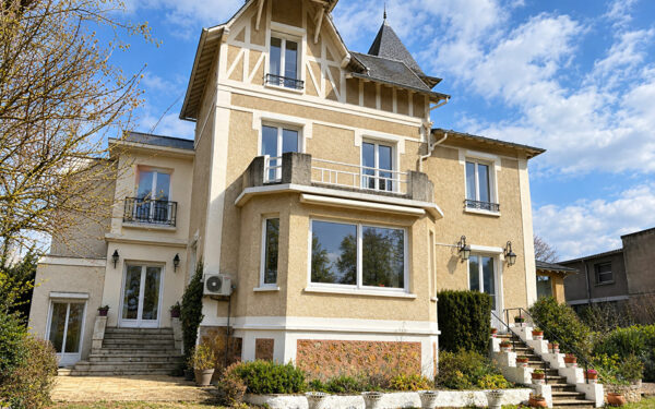 Ensemble immobilier de 380m2 : Maison Anglo Normande de 317m2 et Petite maison de gardien