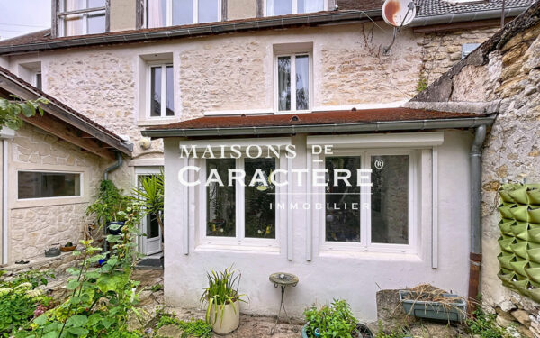 Maison en pierres atypique et dépendances au coeur d&rsquo;un village authentique