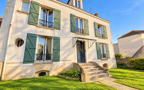 Imposante Maison ancienne de 300m2 en plein centre ville de Verneuil Sur Seine